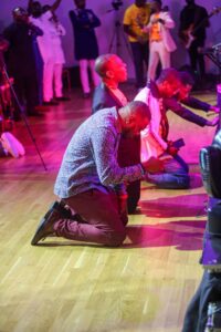 On our knees before the King of Kings - KW 2